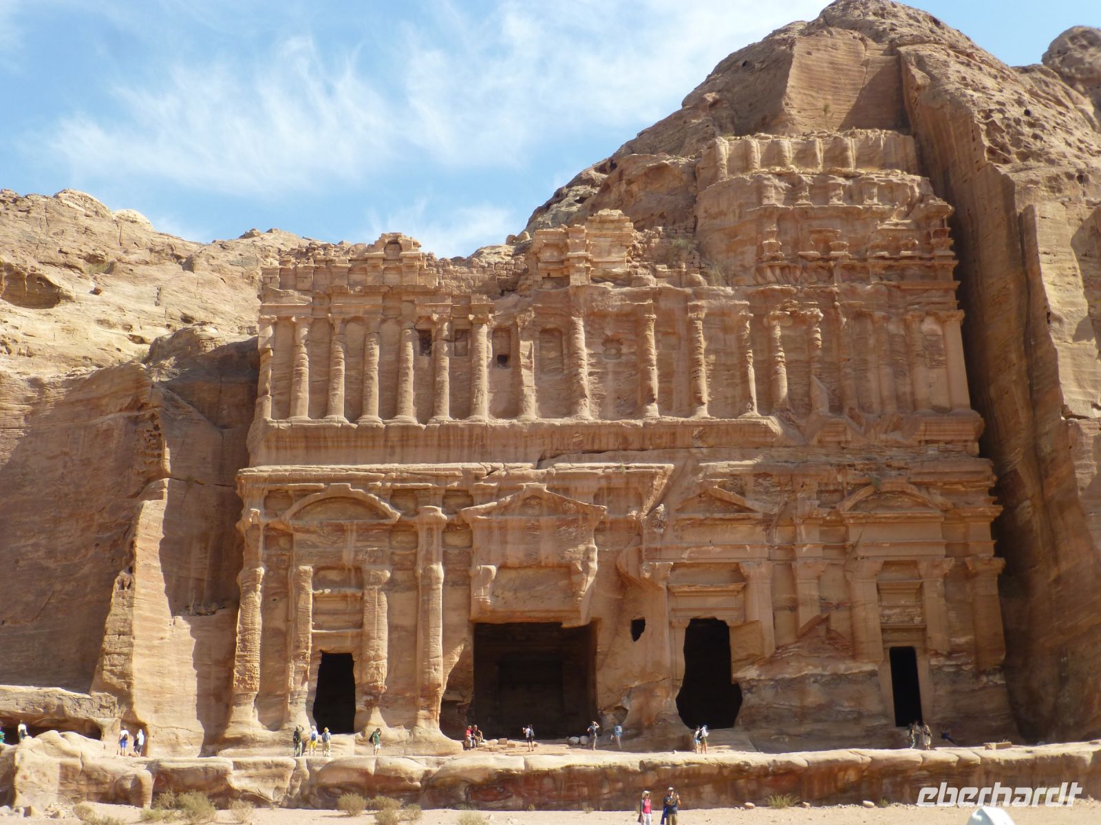 Das Mausoleum des Sextius Florentius. An der rechten Wange erkennt man gut, wie tief die Fassade aus dem Stein herausgearbeitet worden ist. 
