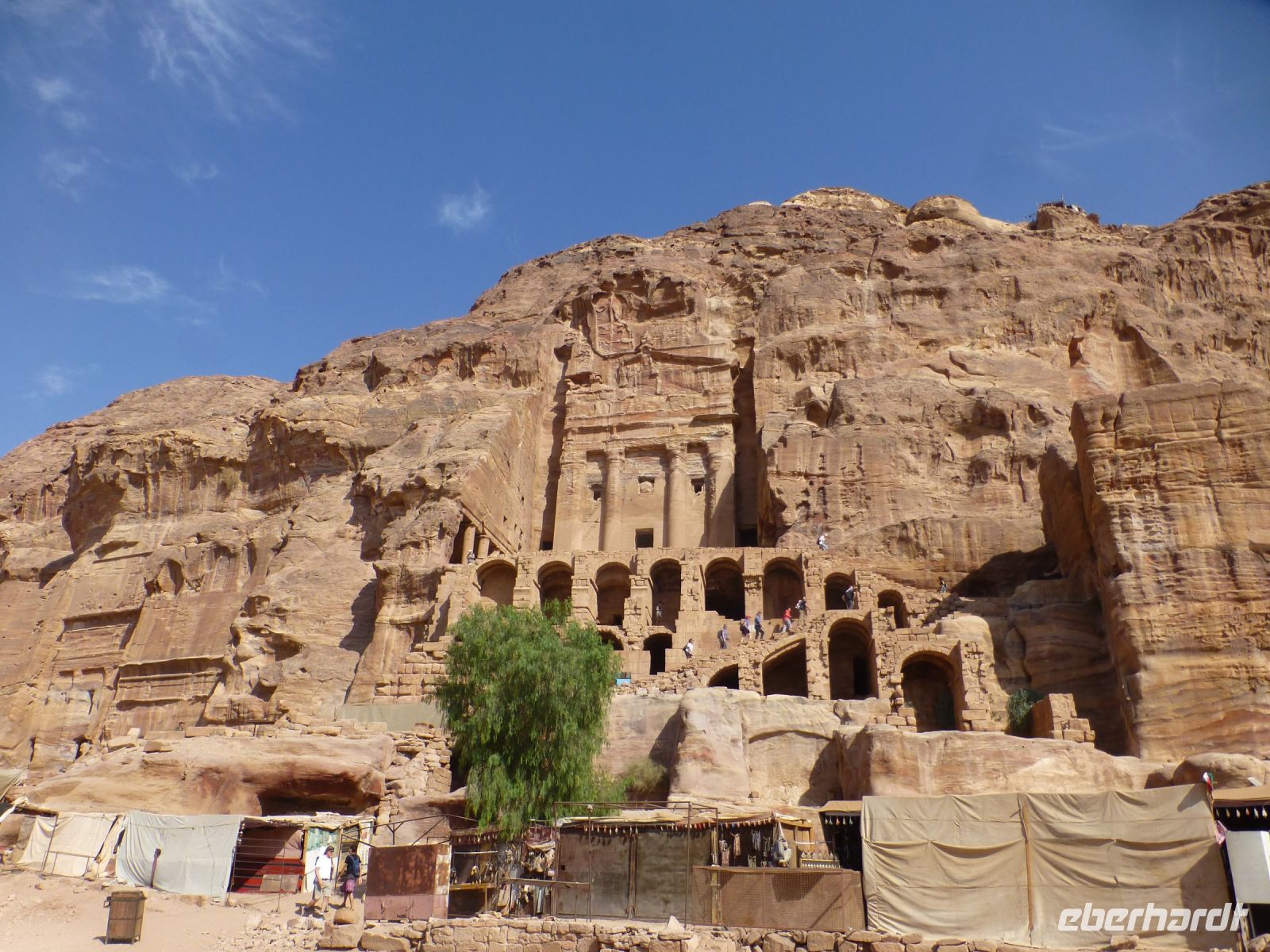 Das Korinthische Grab wurde zu einer Kirche umfunktioniert. Und um einen Platz davor zu schaffen wurde mit der Unterkonstruktion der Raum nach vorne erweitert. 