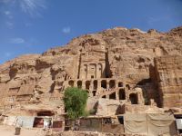 Das Korinthische Grab wurde zu einer Kirche umfunktioniert. Und um einen Platz davor zu schaffen wurde mit der Unterkonstruktion der Raum nach vorne erweitert. 