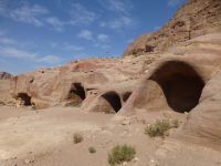 In diesen Höhlen wohnten früher Beduine, bis sie 1985 von der Regierung in den nahegelegenen Ort al-Beidha umgesiedelt worden sind. 