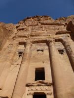 Aus dem Stein gehauen, von oben nach unten, ohne Gerüst. Alles gerade, auf einer Linie – perfekt. Der Innenraum wurde über die Fensteröffnungen ausgehöhlt. 
