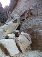 Ups, da ist was schiefgegangen. Sandstein ist kein ideales Baumaterial und ss ist kaum vorhersehbar, wie der Stein reagiert, sobald man ihn bearbeitet. Daher wurden manche Fassaden nicht zu Ende bearbeitet.