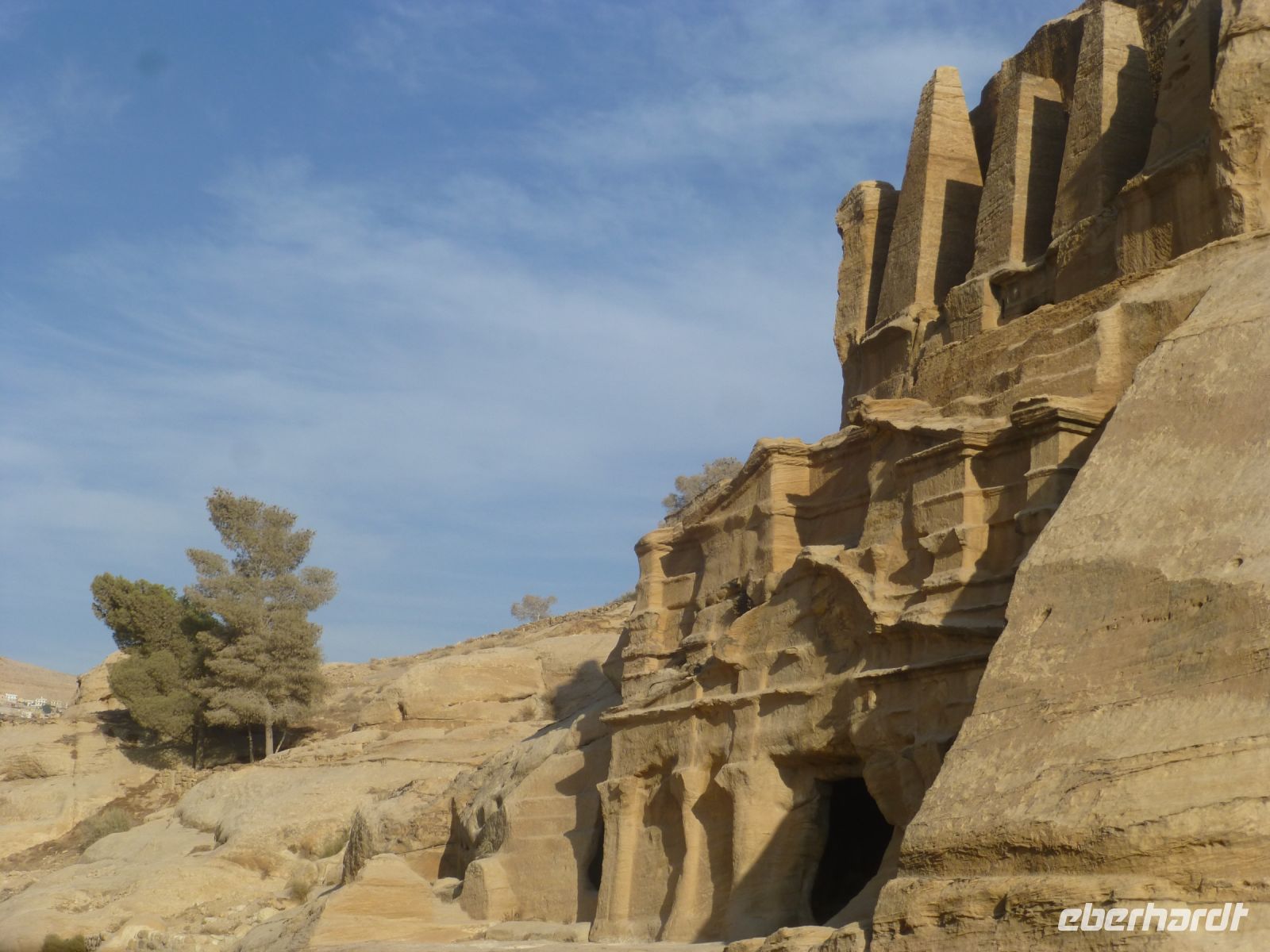 …vorbei an Gräbern, die uns heute morgen schon Staunen ließen und nach diesem Tag ein gewohnter Anblick sind.
