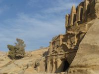 …vorbei an Gräbern, die uns heute morgen schon Staunen ließen und nach diesem Tag ein gewohnter Anblick sind.