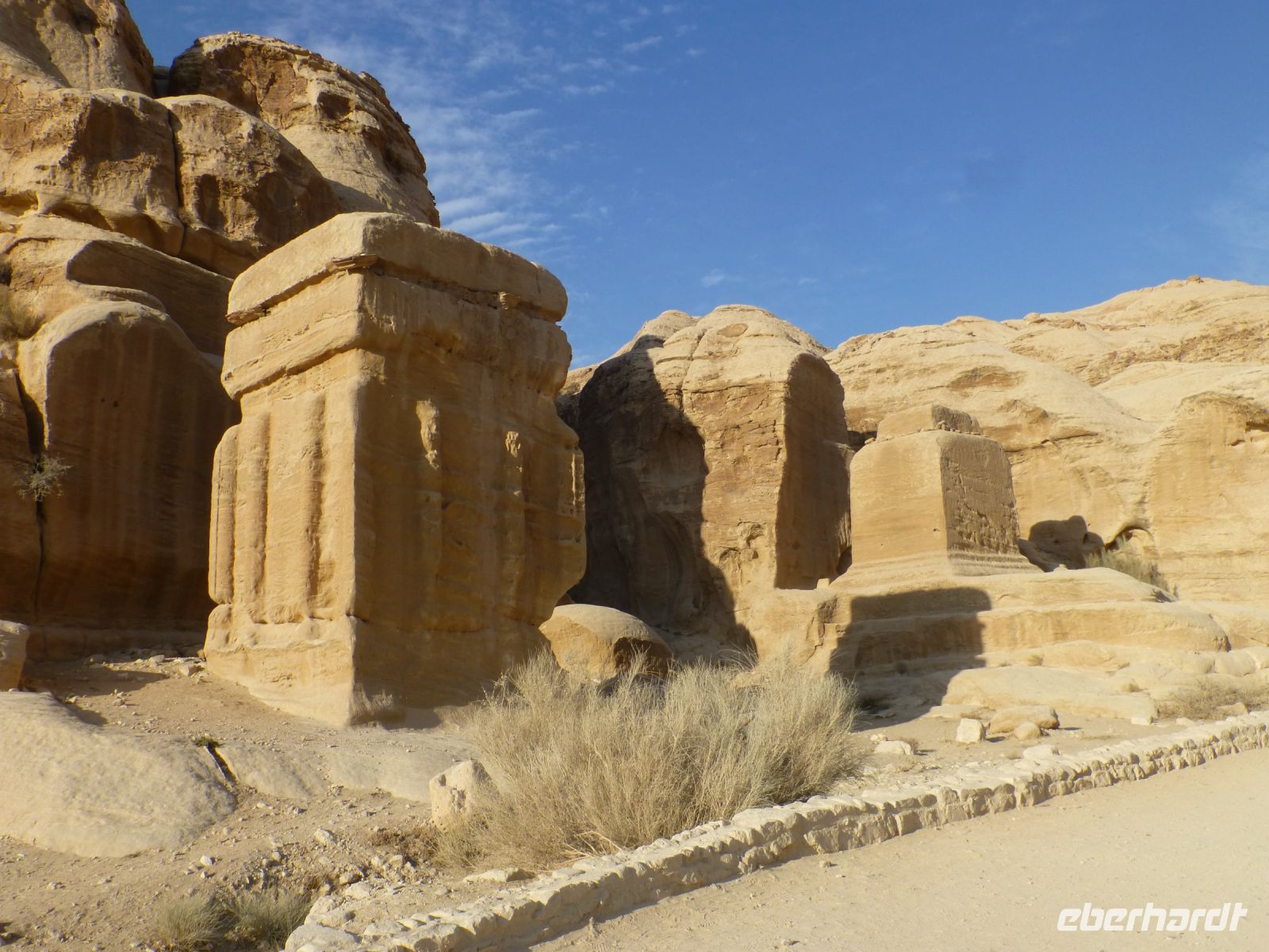 In diesem Licht sicht man, dass die Kuben mit Profilen geschmückt worden sind.