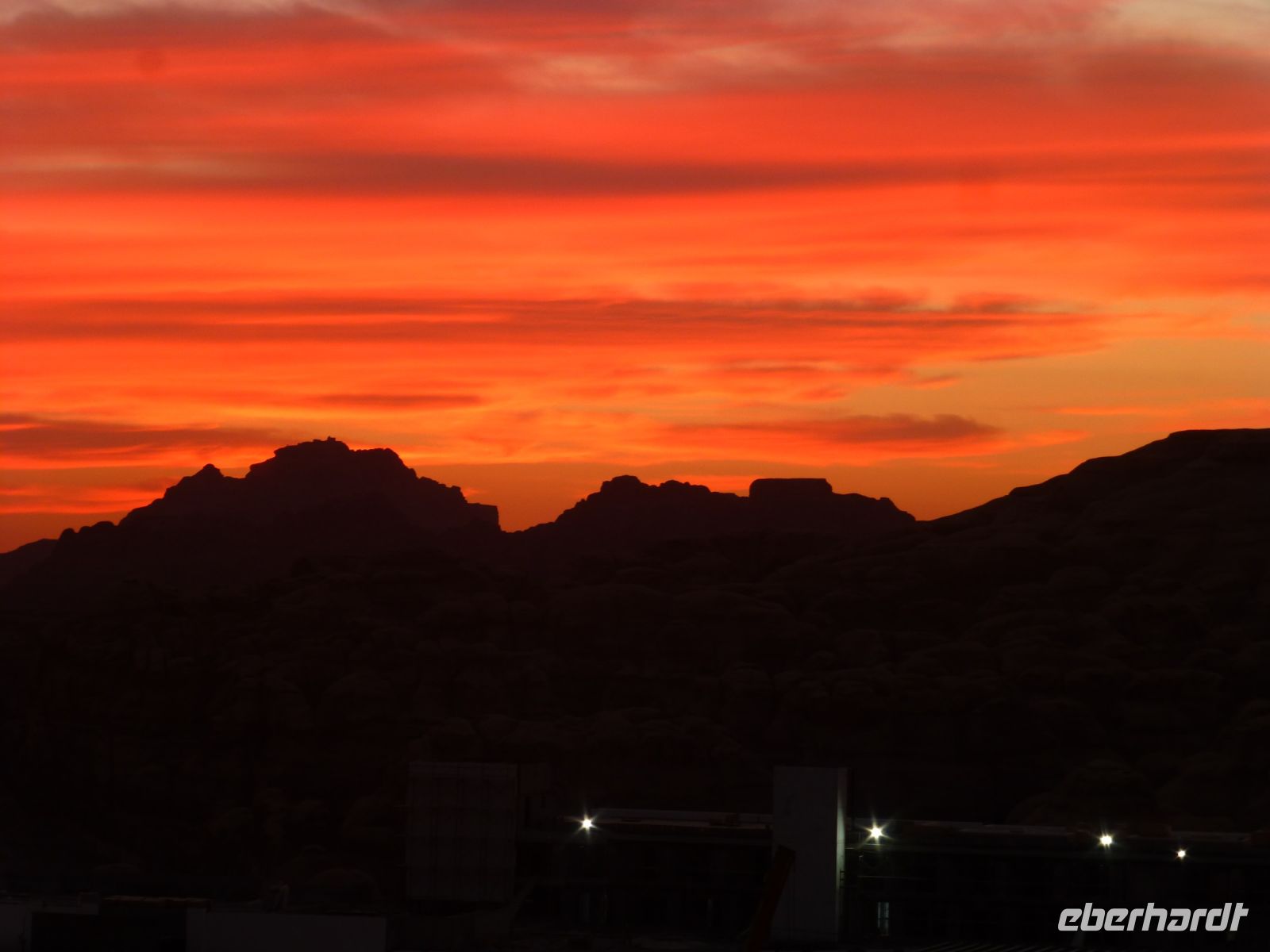 Sonnenuntergang über Petra von der Dachterrasse unseres Hotels