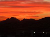 Sonnenuntergang über Petra von der Dachterrasse unseres Hotels