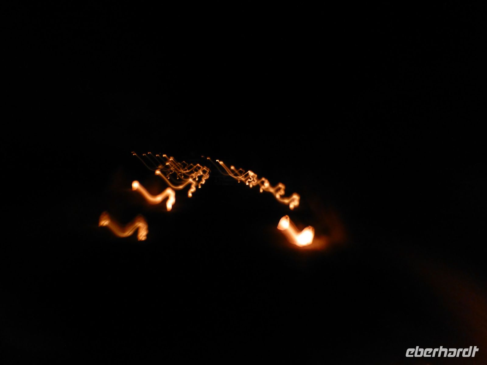  „Petra by night“ – eine Lichterkettevon über 400 Kerzen begleitet uns durch den Siq zum Schatzhaus…