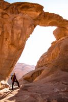 Jordanien, Wadi Rum, RBG Ria unter der großen Felsenbrücke