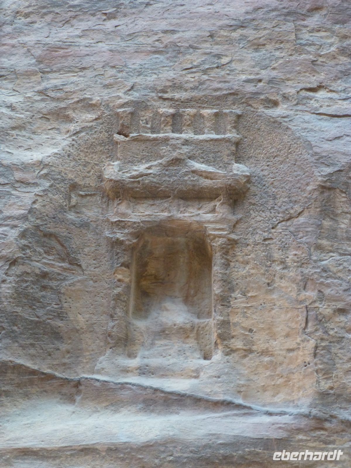 Ein Betyle ist ein heiliger Stein mit einfacher geometrischer Form, der oft auf Tätigkeiten an diesem Ort verweist und diese unter Schutz stellen soll.