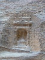 Ein Betyle ist ein heiliger Stein mit einfacher geometrischer Form, der oft auf Tätigkeiten an diesem Ort verweist und diese unter Schutz stellen soll.