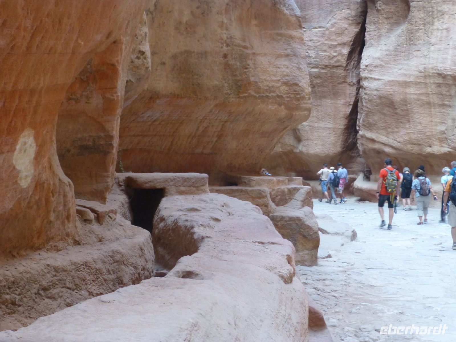 Hier ist die Wasserrinne, die entlang des Siq läuft, gut zu erkennen.