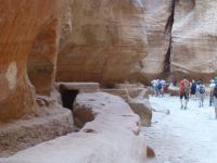 Hier ist die Wasserrinne, die entlang des Siq läuft, gut zu erkennen.