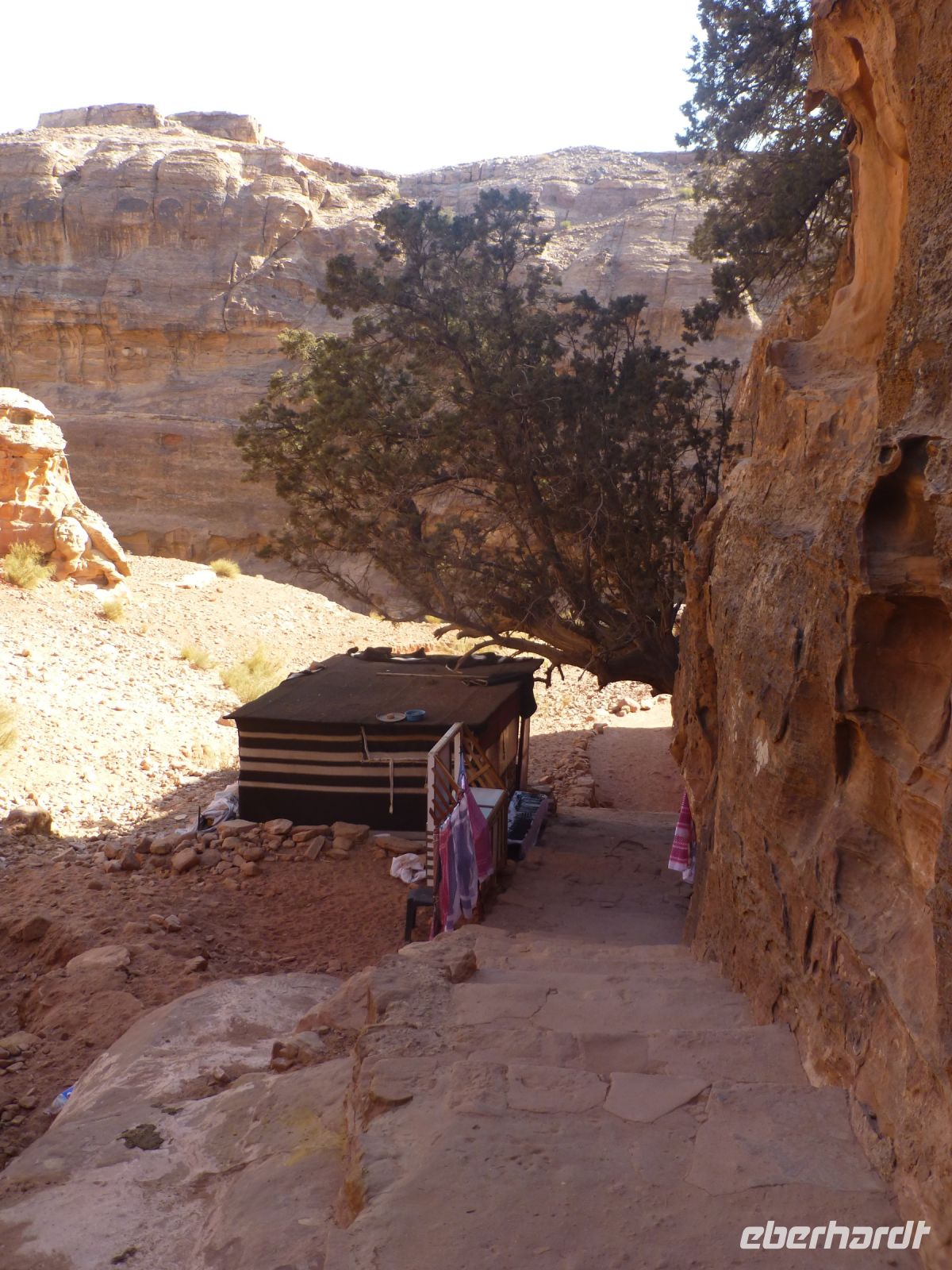 An jeder Ecke, jeder Kehre steht eine Verkaufsbude.