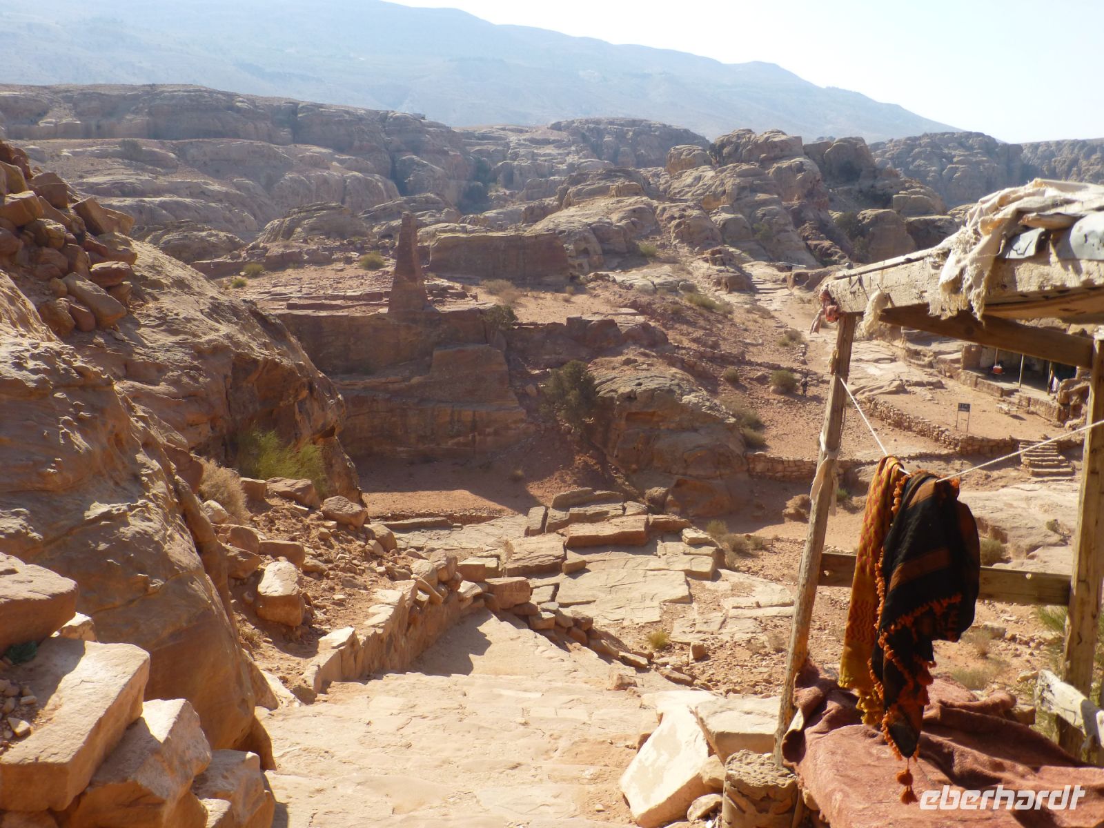 Der Obelisk ist nicht etwa dort aufgebaut, wie man sich das denken könnte, sondern aus dem Stein herausgehauen und so entstand das Plateau.