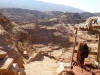 Der Obelisk ist nicht etwa dort aufgebaut, wie man sich das denken könnte, sondern aus dem Stein herausgehauen und so entstand das Plateau.