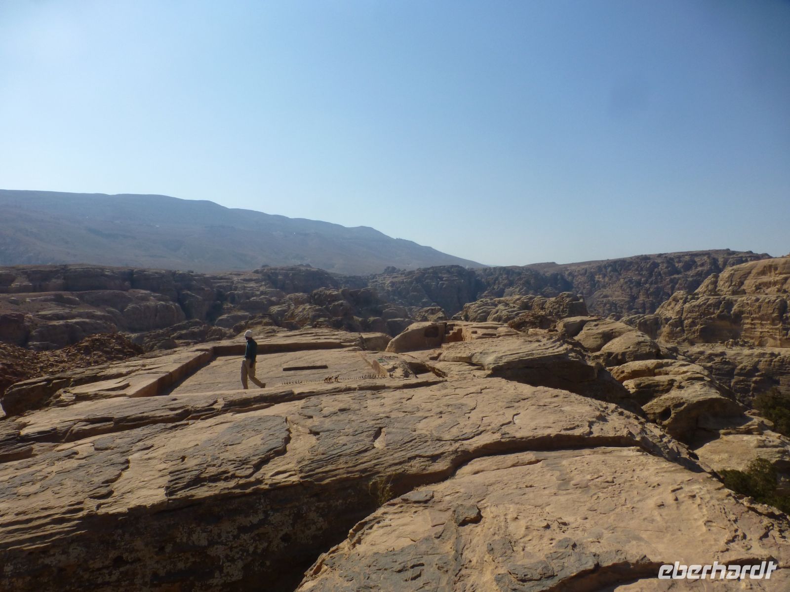 Eine Weihestätte in großartiger Lage. Auch der Opferplatz wurde geebnet, um hoch oben Platz für den Ritus zu haben.