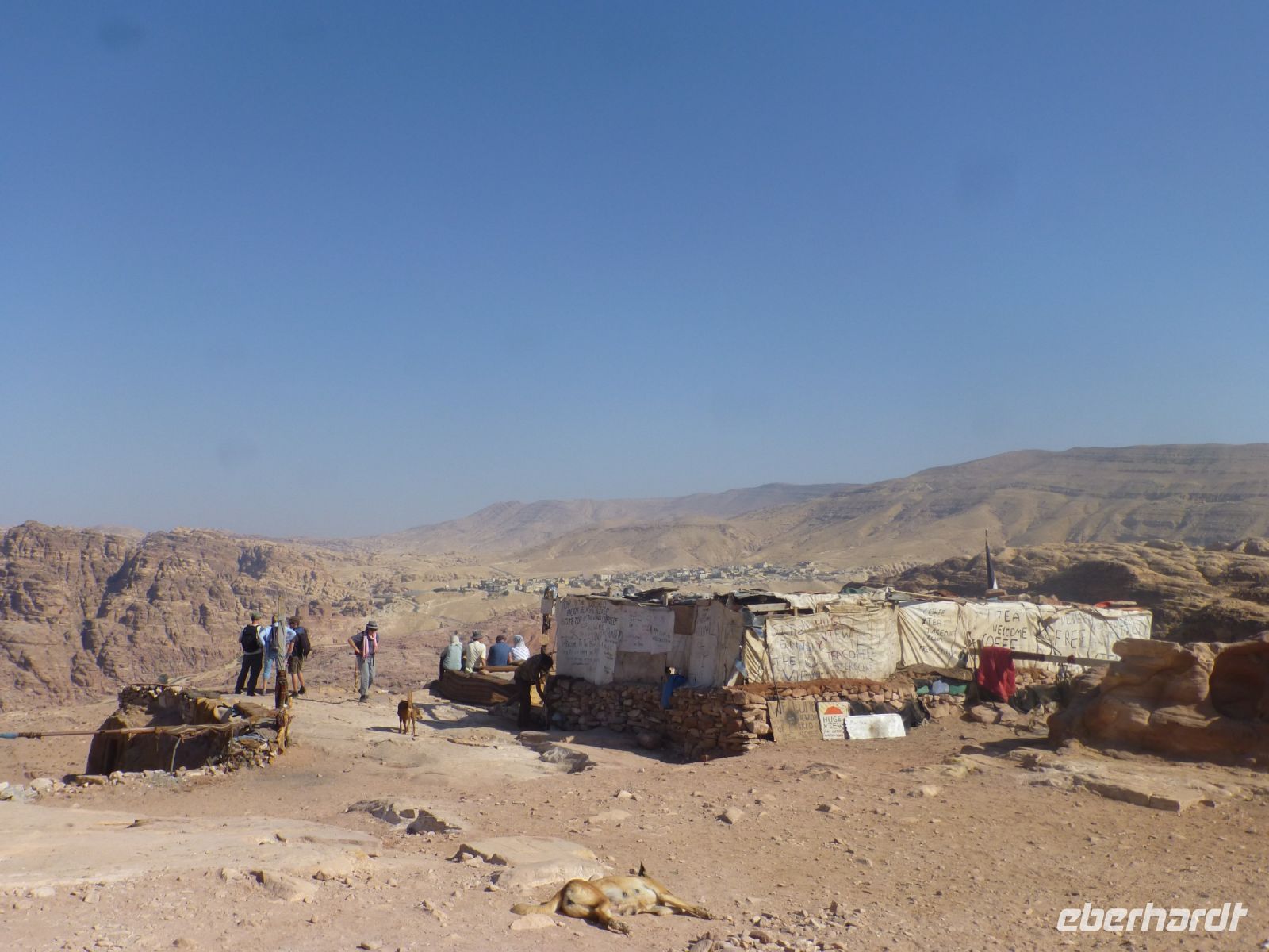 Hinter dem Platz werden Erfrischungen gereicht bei grandiosem Ausblick.