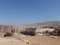 Hinter dem Platz werden Erfrischungen gereicht bei grandiosem Ausblick.