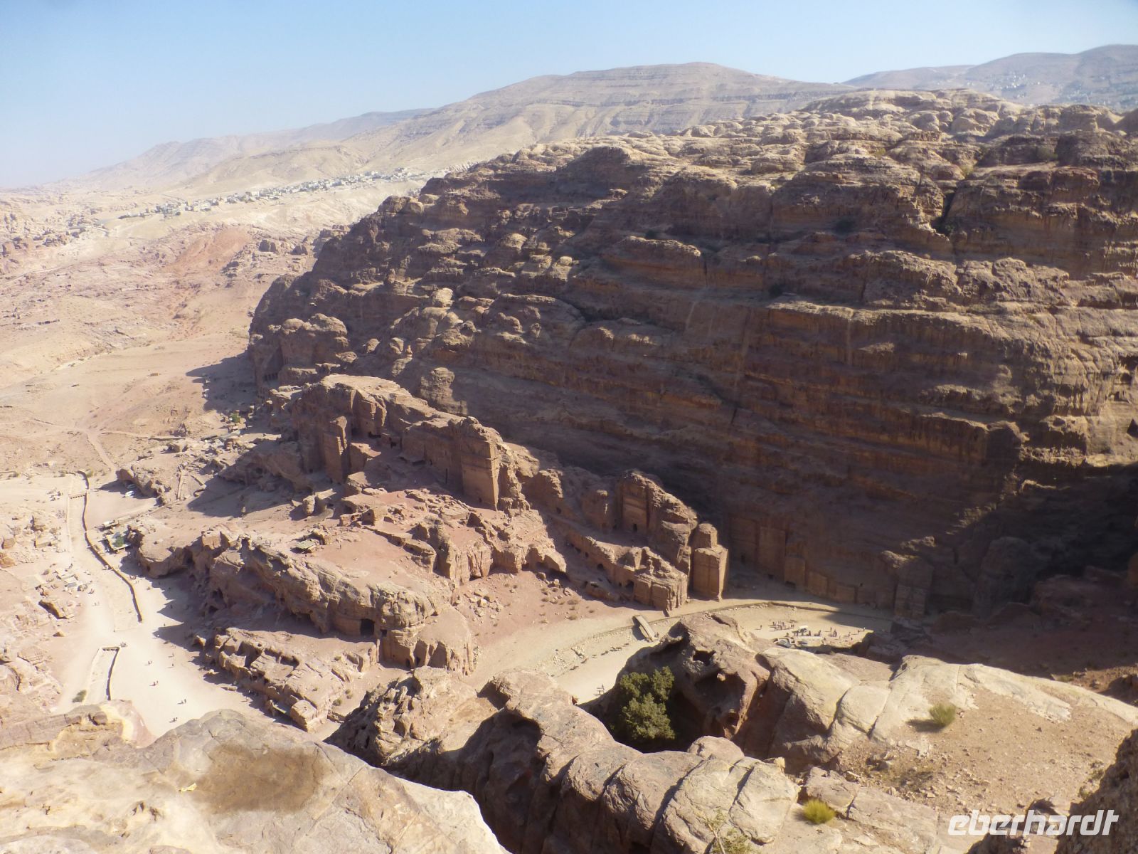 Blick auf den Wadi Musa und die Königswand. Im Hintergrund der Ort, in dem die Beduinen aus Petra nun leben.