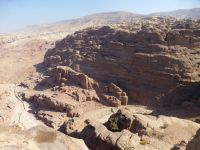 Blick auf den Wadi Musa und die Königswand. Im Hintergrund der Ort, in dem die Beduinen aus Petra nun leben.