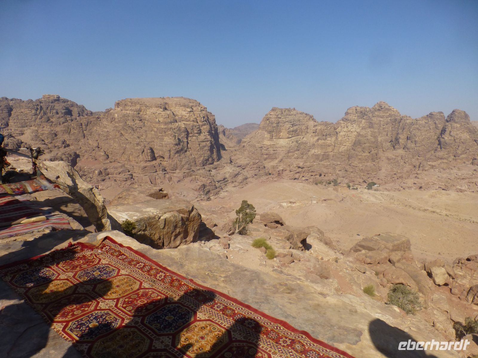 Der Balkon, der zum Teezelt gehört, ist malerisch ausgestaltet.