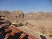 Der Balkon, der zum Teezelt gehört, ist malerisch ausgestaltet.