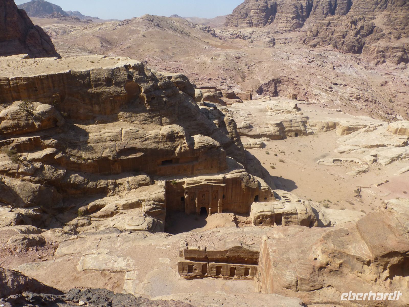 Auch hier - deutlich erkennbar - ein abgeflachtes Plateau und Felsengräber.