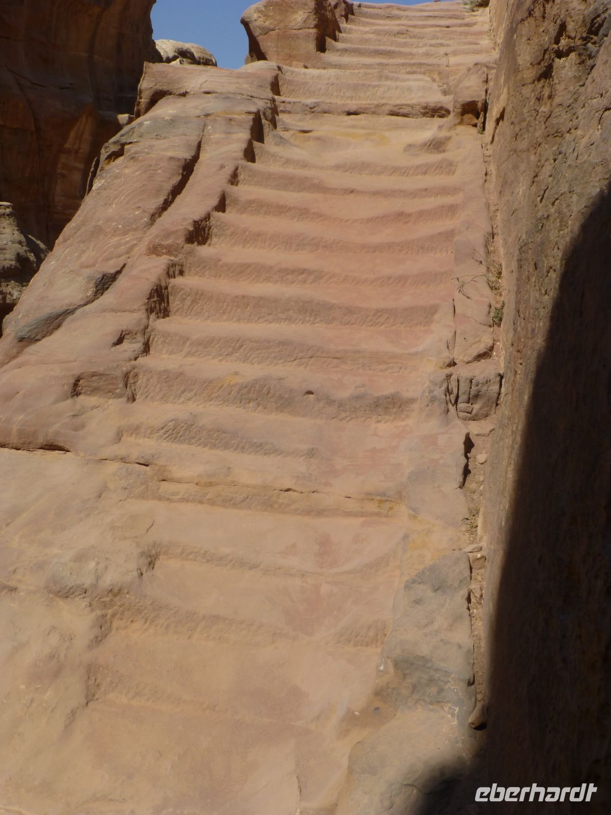 Der Weg ist dem Fels abgerungen.