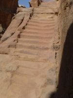 Der Weg ist dem Fels abgerungen.