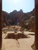 Den Tempel schmückt ein Brunnen.