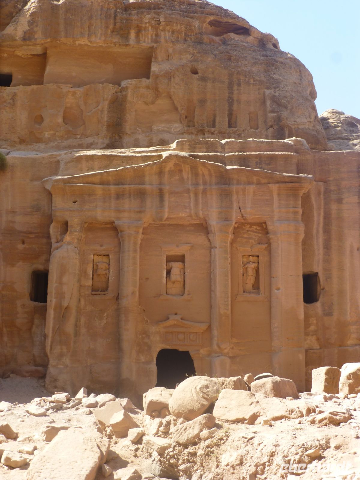 Das Grab des Soldaten, das eher einem hochrangigen Heerführer zugesprochen werden kann. Drei uniformierte Römer halten Wache.