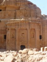 Das Grab des Soldaten, das eher einem hochrangigen Heerführer zugesprochen werden kann. Drei uniformierte Römer halten Wache.