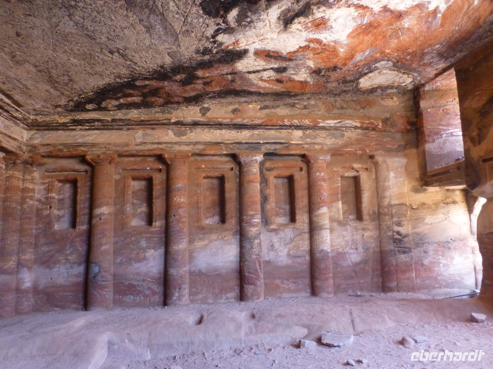 Der Innenraum ist aufwendig profiliert - vom Fenstern nach innen, dann von oben nach unten gearbeitet.