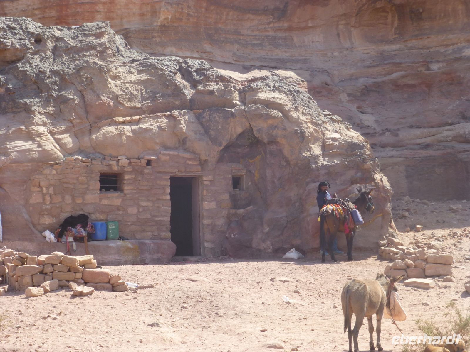 Es gibt doch noch einzelne Bewohner in der Felsenstadt selbst,…