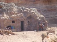 Es gibt doch noch einzelne Bewohner in der Felsenstadt selbst,…