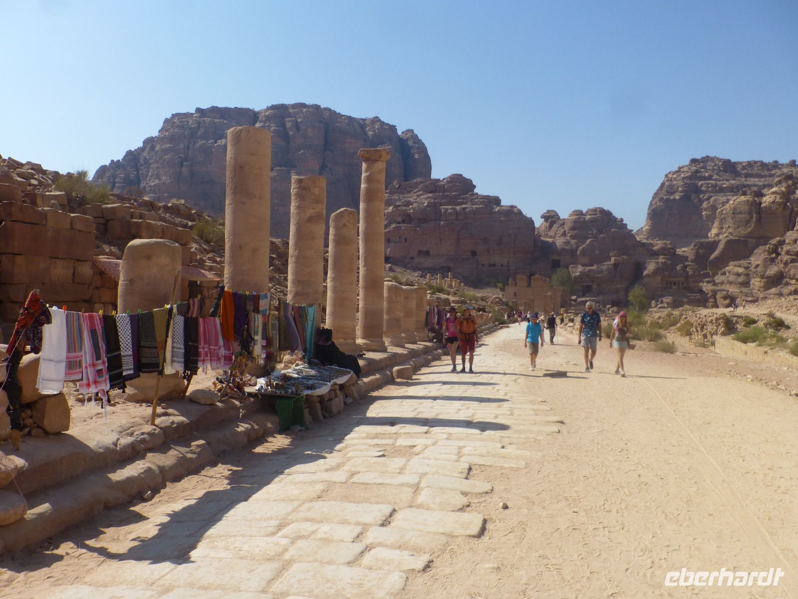 Entlang der Säulenstraße geht es in den hinteren Teil und zum Aufstieg des Felsentempels ed-Deir.