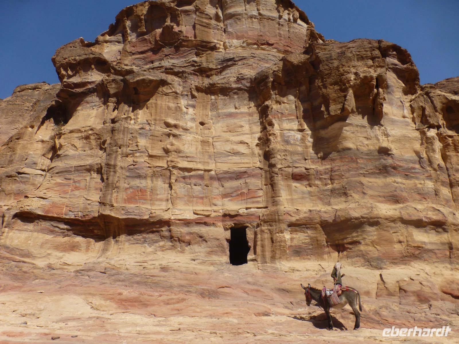 Der Blick ist geschärft, auch wenn die Fassade in einem schlechten Zustand ist.