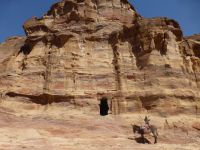 Der Blick ist geschärft, auch wenn die Fassade in einem schlechten Zustand ist.