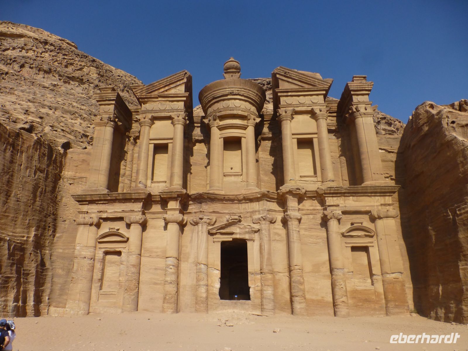 Der Felsentempel ed-Deir, wahrscheinlich ein Götterheiligtum, ähnlich gegliedert wie das Schatzhaus, doch viel größer. Die Urne ganz oben misst 9 m.