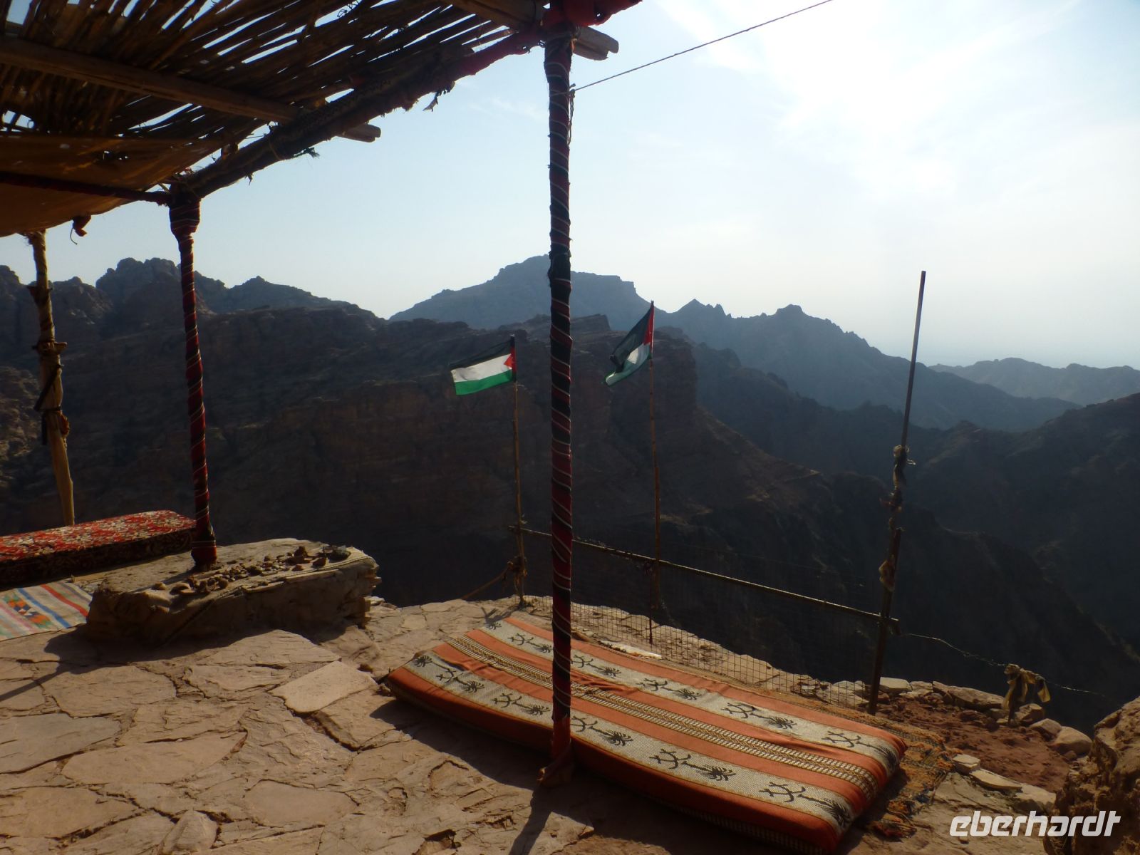 Von hier aus blickt man in das Wadi Arab hinab, 1500 m tiefer gelegen.