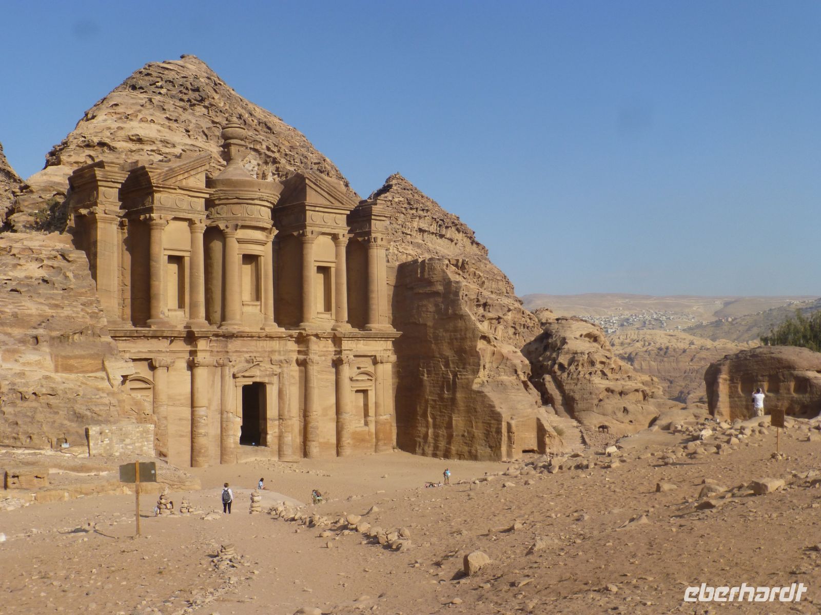 Man kann erkennen, wie der Fels bearbeitet worden ist, um diese Skulptur herauszuschälen.