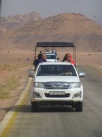 Mit vier Autos machen wir uns auf den Weg ….