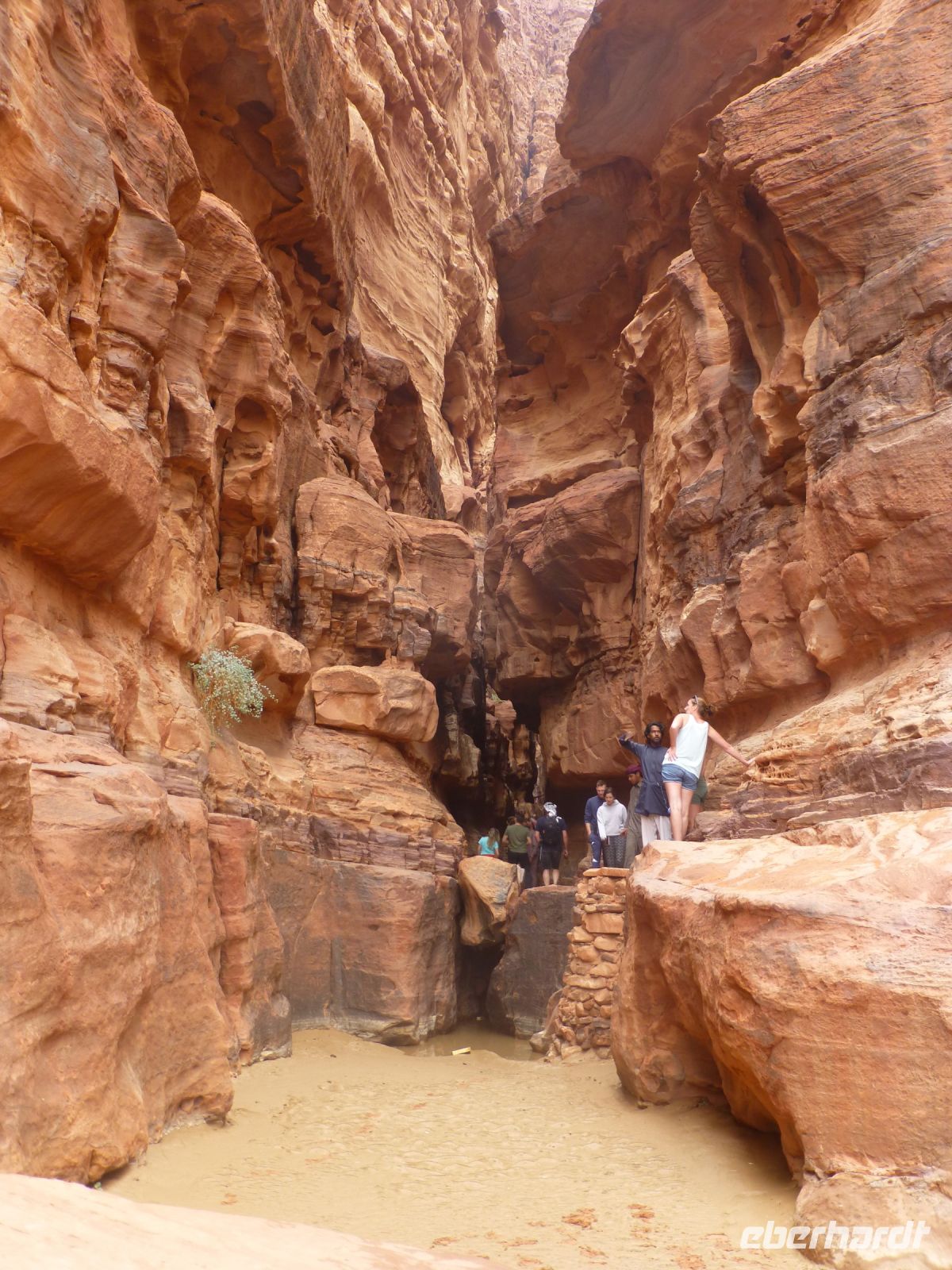 Hier sammelt sich regelmäßig Wasser, so dass der Ort als heilig galt. Doch wenn hier das Wasser durchschießt, sollte man besser woanders sein. 