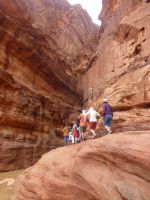 Im Gänsemarsch geht es in die Schlucht, um….