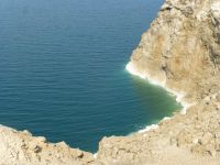 Der erste Blick auf das Tote Meer, mit Salzrand.