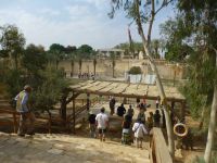 Und so sieht es heute aus, hüben Jordanien, drüben Israel iund dazwischen der inzwischen schmal gewordene Jordan.