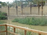 Rettungsringe – für alle Fälle. Da ist die Taufe über dem Taufbecken doch sicherer. 