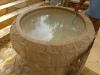 Dieses wird gerade gefüllt - mit frischem Wasser aus dem Jordan. 