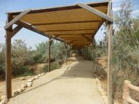 Die Wege zur Taufstelle sind angenehm, denn es ist sehr heiß. 